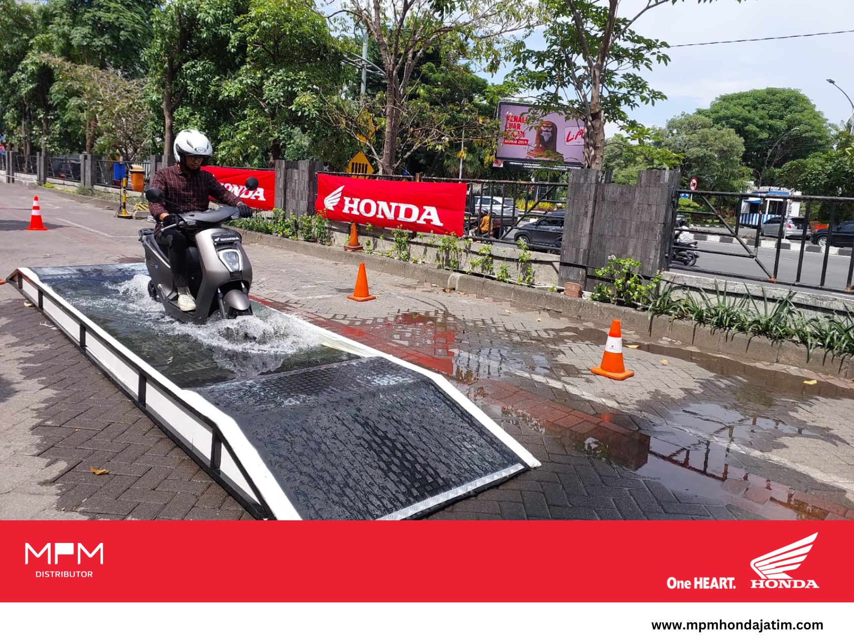 Sensasi Berkendara Honda EM1 e: dan Honda Em1 e: Plus di Dalam Mall
